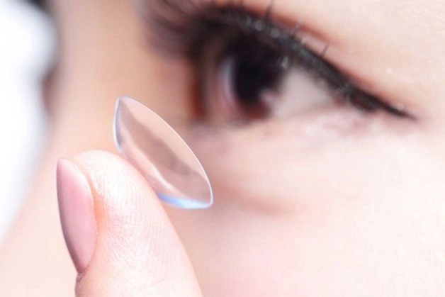 Đeo kính áp tròng không được vệ sinh thường xuyên hoặc quá hạn sử dụng có thể rách giác mạc