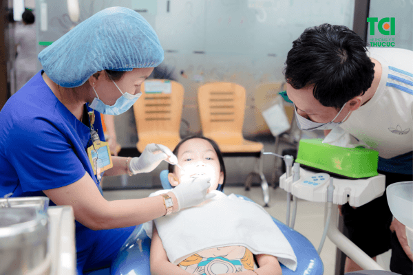 Trẻ cần được kiểm tra răng miệng tổng quát định kỳ ít nhất 6 tháng/lần