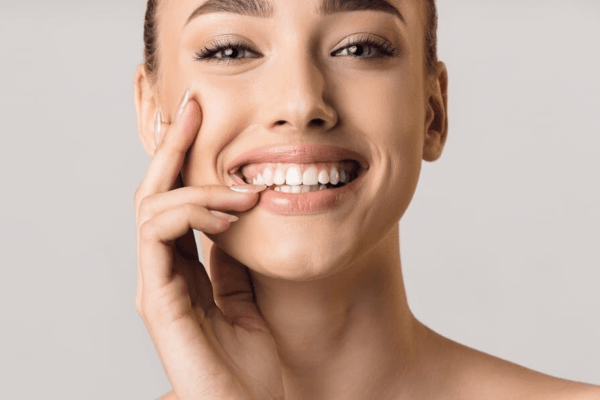 Cười hở lợi là khi nướu hàm trên bị lộ quá mức, gây mất thẩm mỹ khiến nụ cười trở nên kém duyên