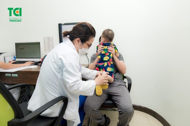 Khi trẻ có dấu hiệu tay chân miệng, bố mẹ phải đưa trẻ đến cơ sở y tế uy tín gần nhất ngay