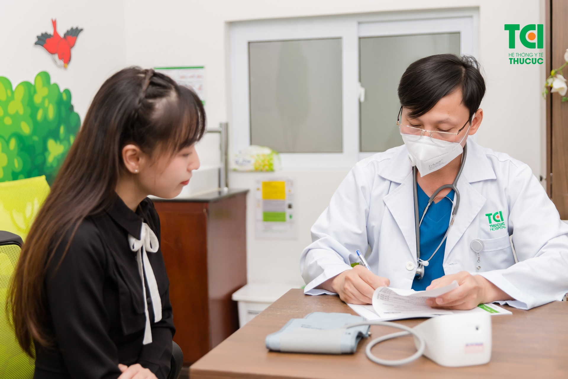 Tiêm HPV sau 26 tuổi bạn nên khám và trao đổi với bác sĩ để xem xét mức độ cần thiết và công dụng phát huy của vắc xin