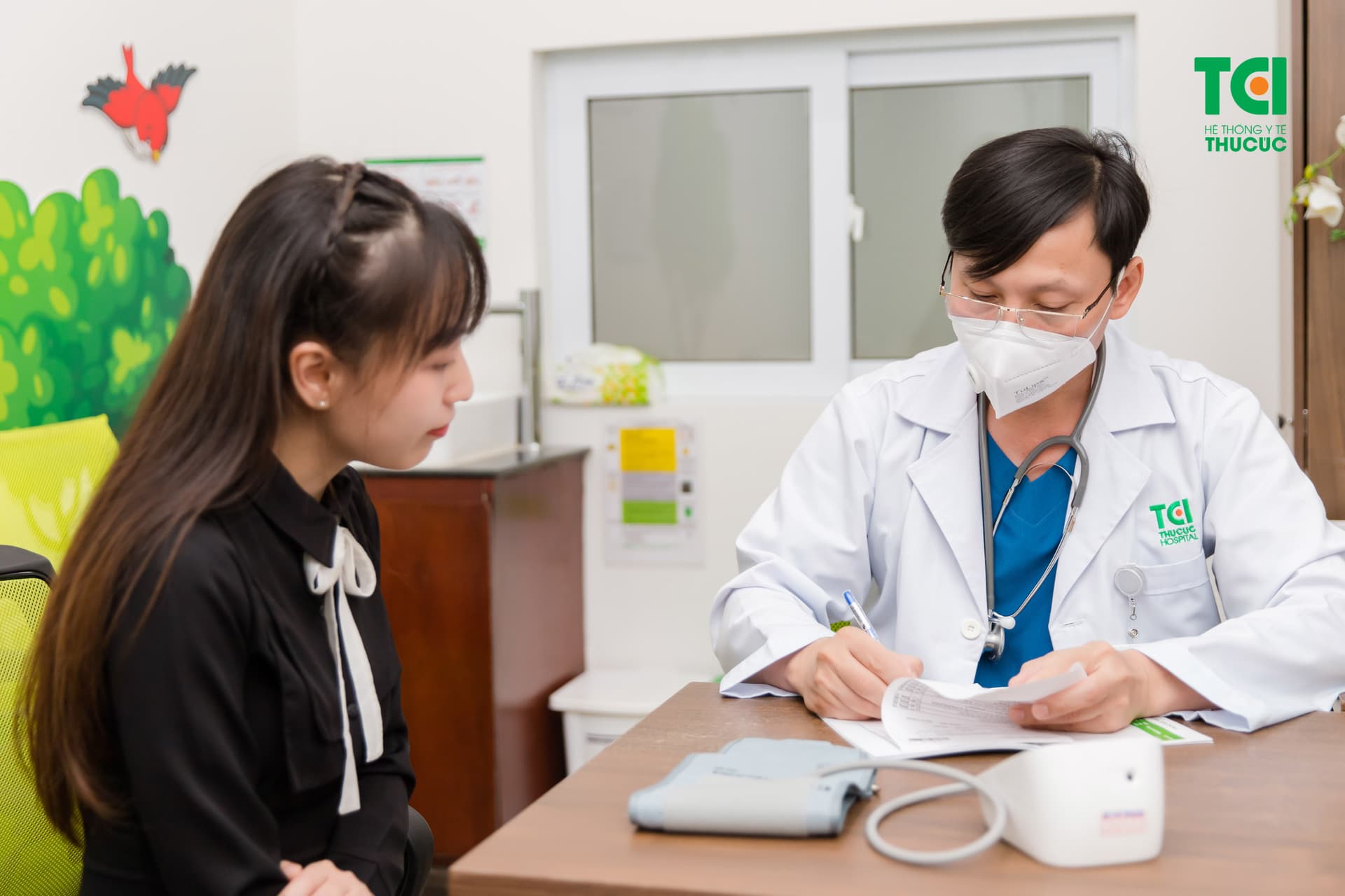 Tiêm HPV sau 26 tuổi bạn nên khám và trao đổi với bác sĩ để xem xét mức độ cần thiết và công dụng phát huy của vắc xin