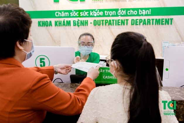 khám chữa bệnh đau mắt đỏ ở trẻ em