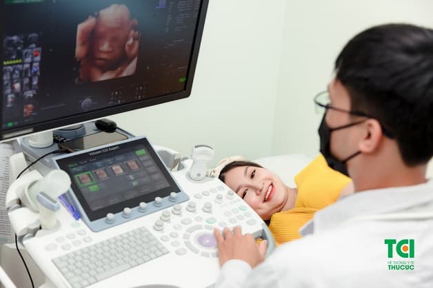 Siêu âm thai trong khám sàng lọc thai 12 tuần giúp đánh giá tình hình phát triển tổng quan của bé