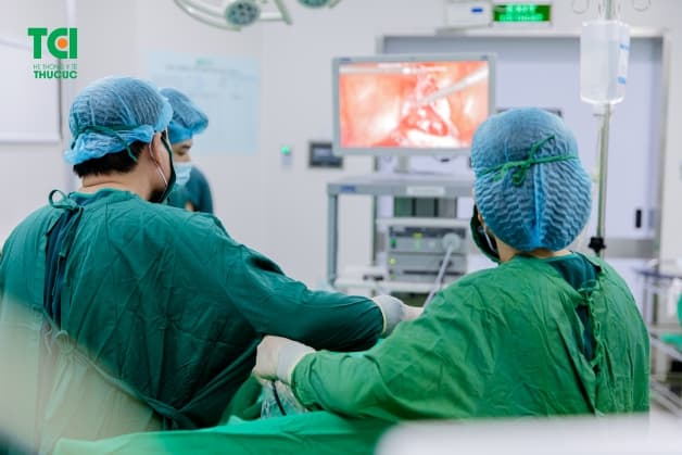 Tùy vào kích thước, mức độ phức tạp của khối u mà các bác sĩ sẽ đưa ra phương án mổ mở hoặc mổ nội soi