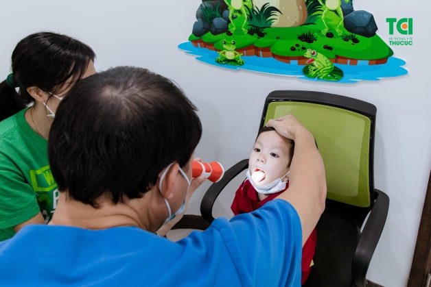 Nếu trẻ sốt cao, nôn, lơ mơ, mê sảng, co giật,... cho trẻ tái khám lập tức
