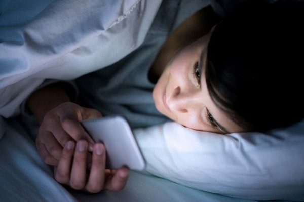 Xem điện thoại thâu đêm có thể dẫn tới nhồi máu não