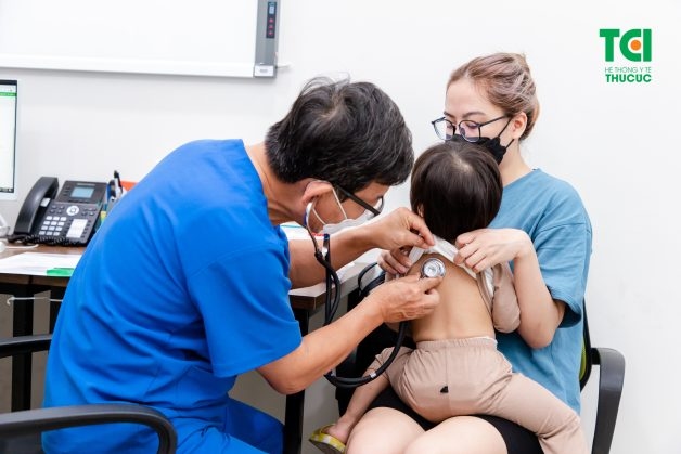 Chăm sóc trẻ viêm đường hô hấp trên: Một số hướng dẫn quan trọng