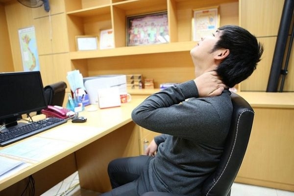 Thoái hóa đốt sống cổ chèn dây thần kinh khiến người bệnh đau đầu, tê bì tay chân