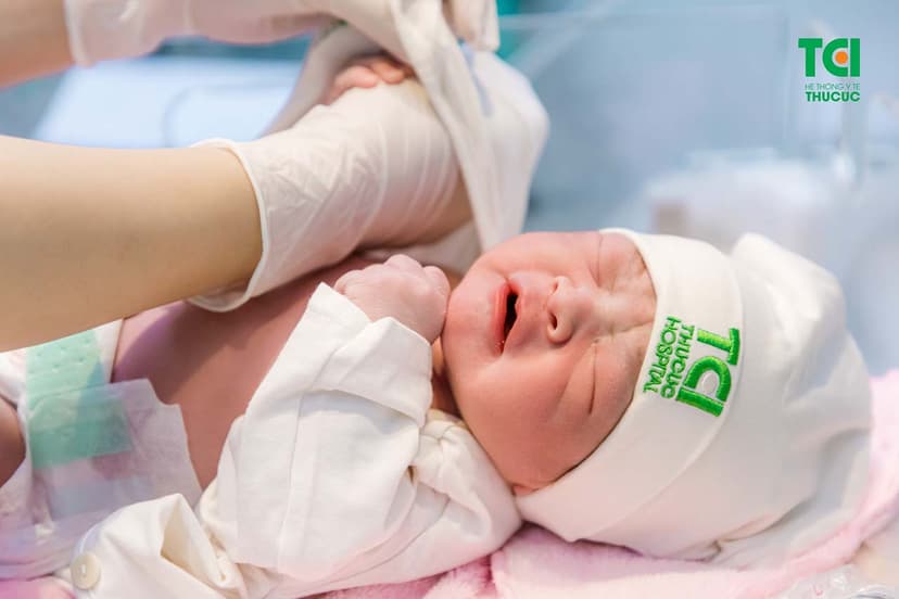 Mẹ bầu sinh con so, lúng túng khi gặp tình trạng dây rốn quấn cổ, dư ối