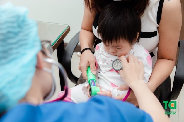 Cho trẻ đến cơ sở y tế gần nhất để trẻ được thăm khám lâm sàng và cận lâm sàng