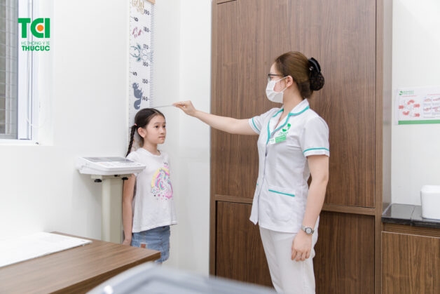 Cho trẻ thăm khám với chuyên gia để xác định tình trạng suy dinh dưỡng