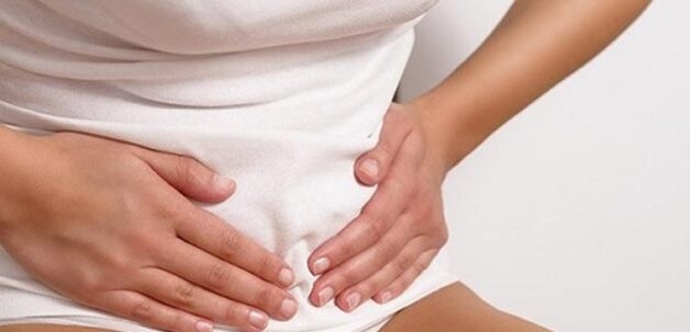 Một số triệu chứng thường gặp khi mắc ung thư phụ khoa là cảm giác đau kéo dài ở vùng bụng dưới