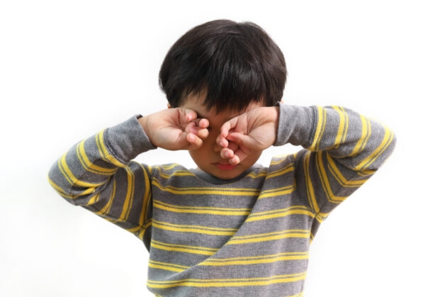 Từ bỏ thói quen xấu liên quan đến mắt như: Dụi mắt,…
