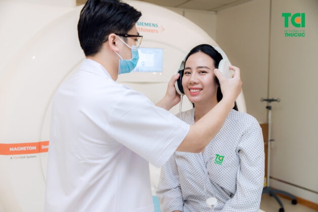 Bệnh nhân sẽ được mặc quần áo chuyên dụng và đeo tai nghe để chống ồn