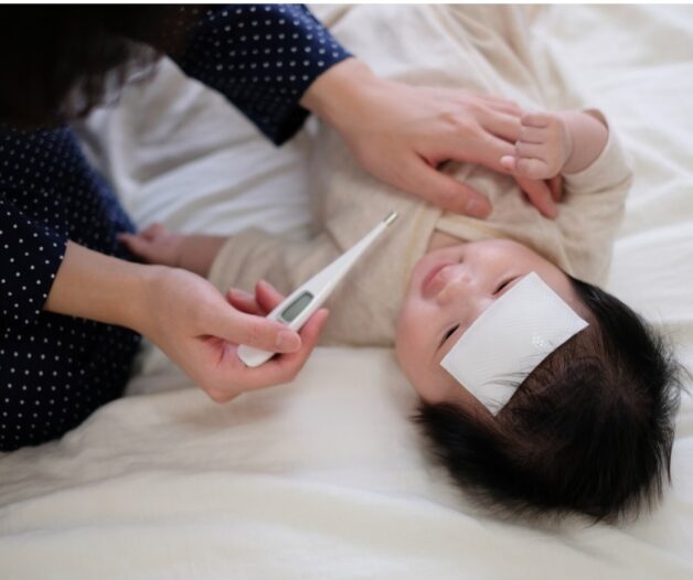 Nếu trẻ sốt, bố mẹ nên chườm ấm trán, nách, bẹn cho trẻ