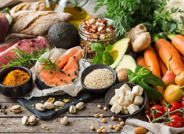 Ăn uống điều độ theo sự chỉ dẫn của bác sĩ để chăm sóc sau cắt đại tràng