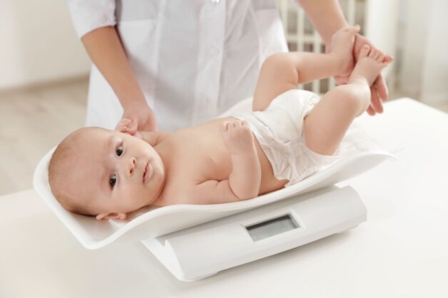 Trẻ có cân nặng theo chiều cao thấp hơn tiêu chuẩn được xác định là bị suy dinh dưỡng thể gầy còm.