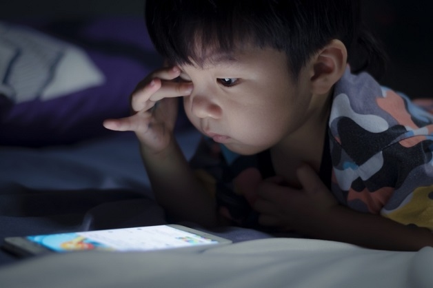 Nguyên nhân gây tật khúc xạ ở trẻ nhỏ