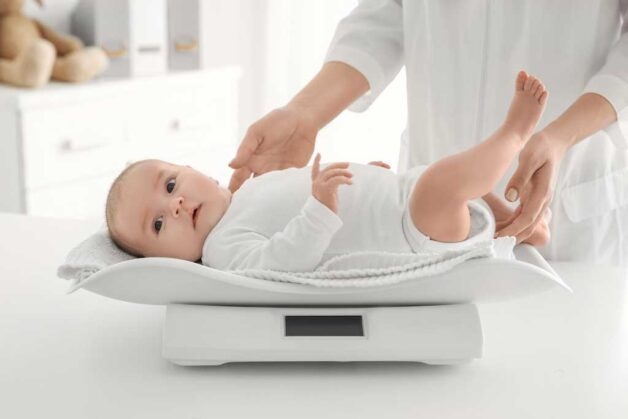 Khi cân nặng theo chiều cao của trẻ thấp hơn bình thường, trẻ bị suy dinh dưỡng thể gầy còm.