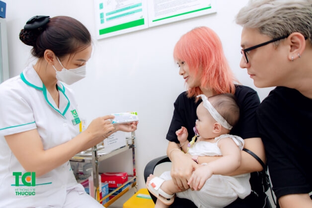 Bố mẹ lắng nghe tư vấn dịch vụ tiêm vắc xin viêm gan A cho trẻ