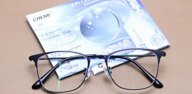 Tròng kính Chemi U2 đổi màu có gì đặc biệt?