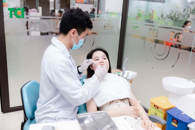 Răng sứ có phải cạo vôi răng không