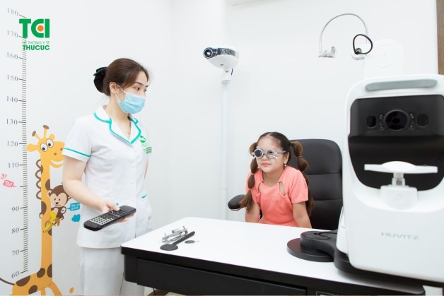 tật khúc xạ và cong vẹo cột sống phòng ngừa như nào