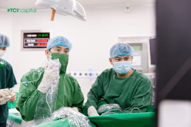 Giải cứu thận lạc chỗ hiếm gặp khỏi tình trạng sỏi gây tiểu máu