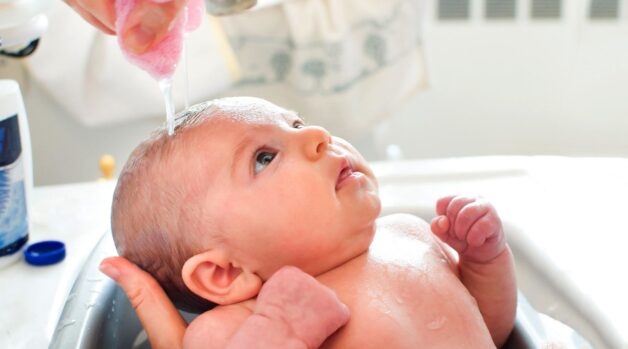 Giải đáp chi tiết thắc mắc: Bị thủy đậu có được gội đầu không?