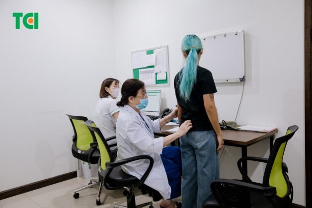 Thăm khám lâm sàng là bước đầu tiên trong điều trị viêm cột sống dính khớp