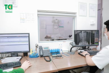 Viêm cột sống dính khớp là gì và cách điều trị thế nào?