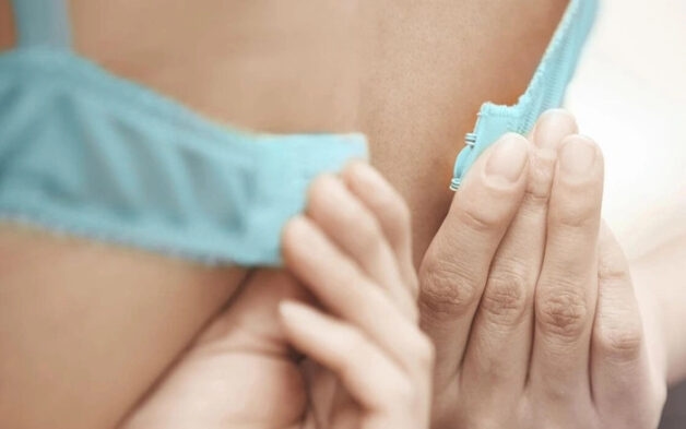 Mặc áo ngực chật là một trong những nguyên nhân gây viêm tuyến vú