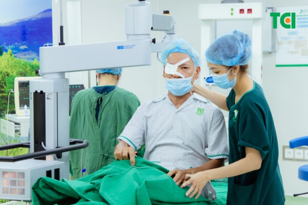 Sau ca phẫu thuật Phaco thành công, ông D được đưa về phòng nghỉ ngơi