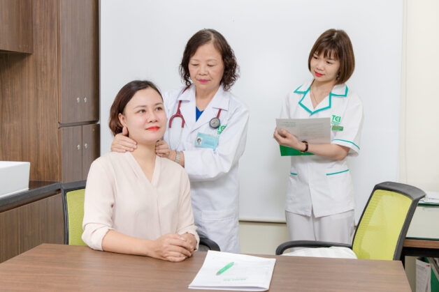 Thăm khám với bác sĩ chuyên khoa để tìm hiểu về phác đồ điều trị viêm tuyến giáp