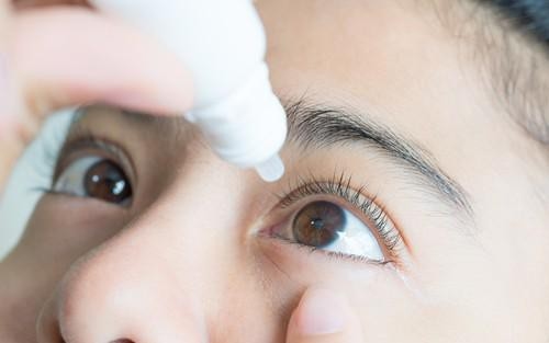 Nhỏ mắt bằng nước muối sinh lý sẽ giúp bạn cảm thấy bớt cảm giác khó chịu tạm thời