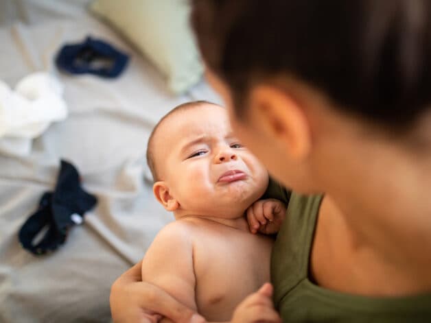 Trẻ bị cúm thường mệt mỏi, quấy khóc.