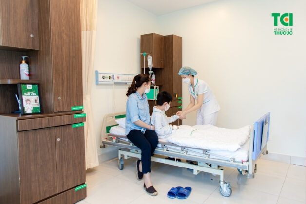 Những lưu ý khác trong điều trị sốt xuất huyết cho trẻ tại nhà là gì?