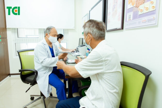 Bên cạnh đứng 1 chân kiểm tra đột quỵ, bạn nên thực hiện tầm soát