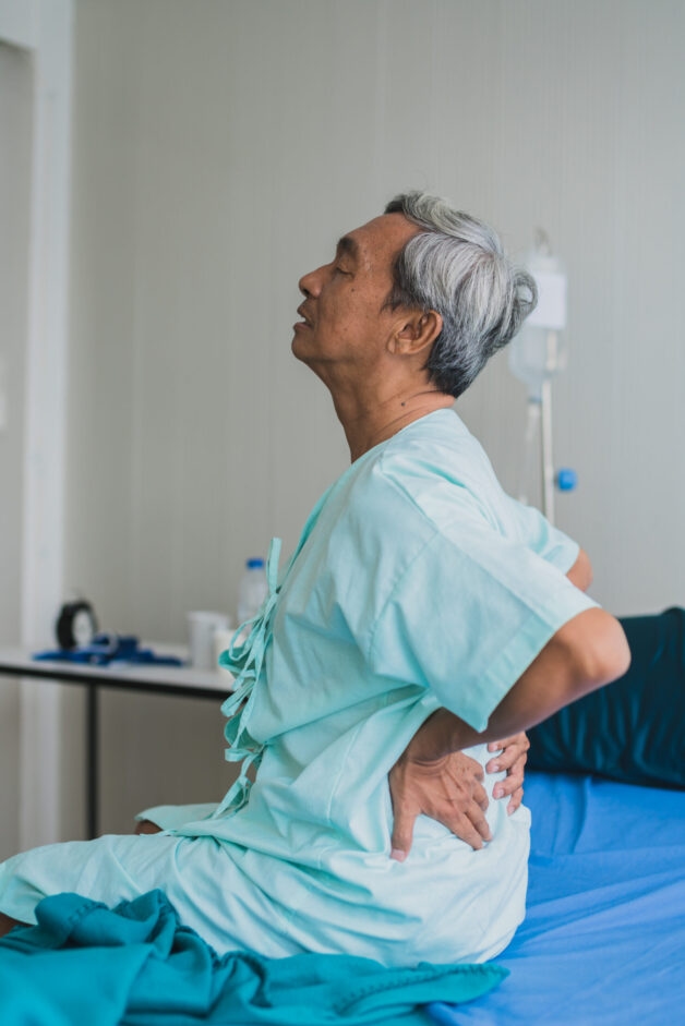 Đau nhức vùng cột sống thắt lưng.