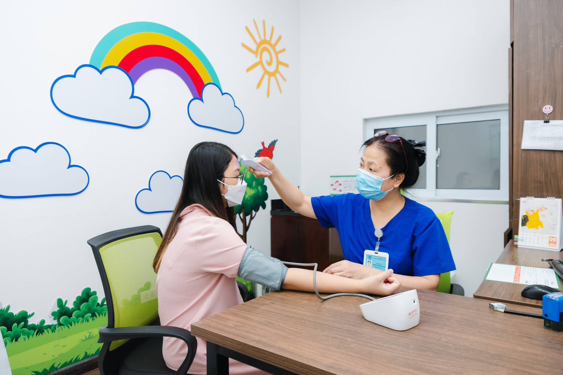 Sốt nhẹ có thể là tác dụng phụ khi tiêm uốn ván cho bà bầu