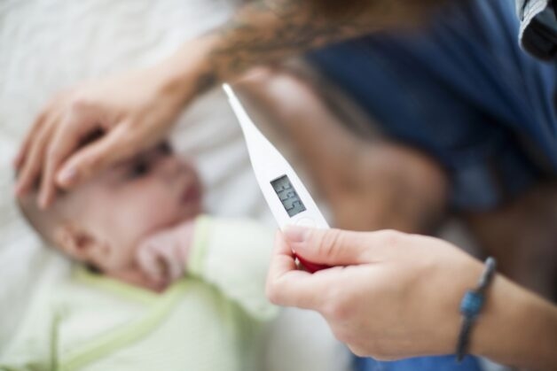 Sốt, ớn lạnh là triệu chứng thường đi kèm viêm phế quản do virus, vi khuẩn.