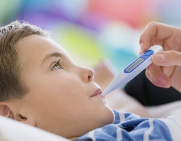 Ban đầu, triệu chứng sốt xuất huyết ở trẻ nhỏ là sốt cao đột ngột, từ 39 – 40 độ C trong 2 – 7 ngày liên tục.