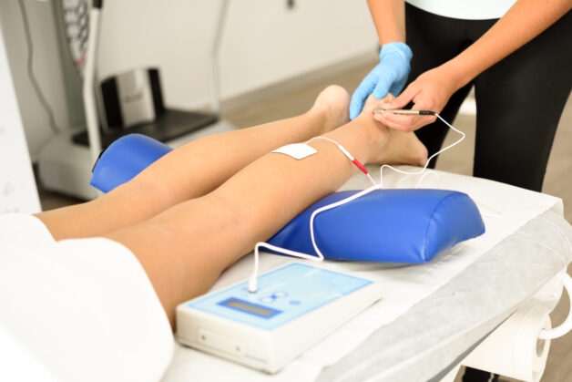 Xung điện là phương pháp vật lý trị liệu đau dây thần kinh tọa.