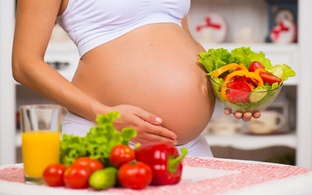 Bà bầu cần ăn uống đủ chất để giảm tình trạng teo tuyến vú sau sinh