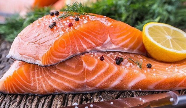 Cá hồi là thực phẩm tốt cho bệnh nhân bị run tay