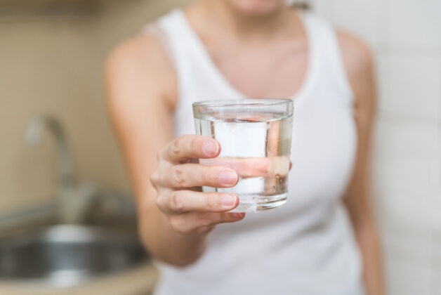 Uống đủ nước để giữ ẩm niêm mạc họng, giúp thức ăn dễ dàng di chuyển từ họng xuống dạ dày.
