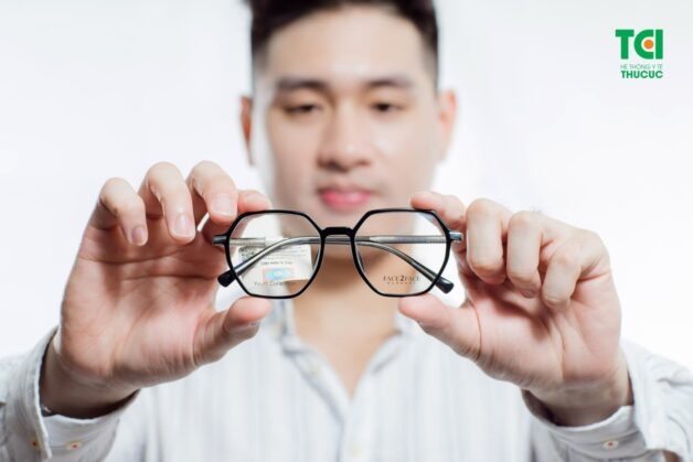 Nhận biết tròng kính cận chống tia UV như thế nào?