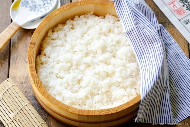 Khi hóc xương cá, nhiều bệnh nhân đã thử các mẹo được lưu truyền rộng rãi trong dân gian như nuốt cơm.