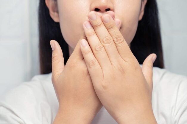 Thức ăn, mảng bám và vi khuẩn trên răng có thể tạo ra các hợp chất gây mùi khá nặng.